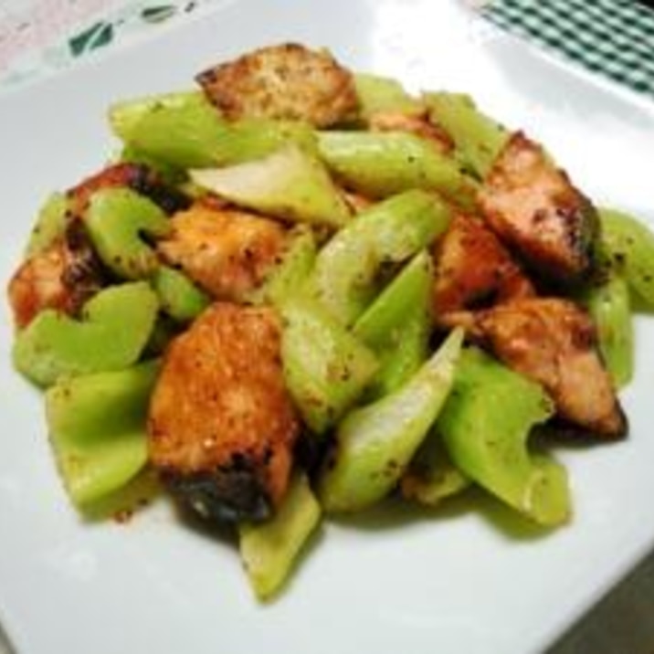 セロリと鮭の粒マスタード炒め